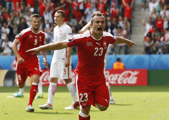 VYROVNÁNO. Xherdan Shaqiri se raduje z krásného gólu proti Polsku.