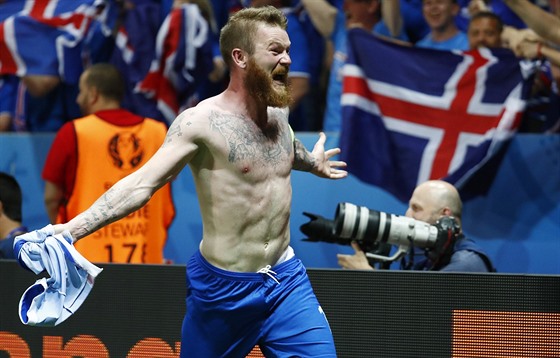 PEPITE DJINY. Islandský kapitán Aron Gunnarsson oslavuje postup do...