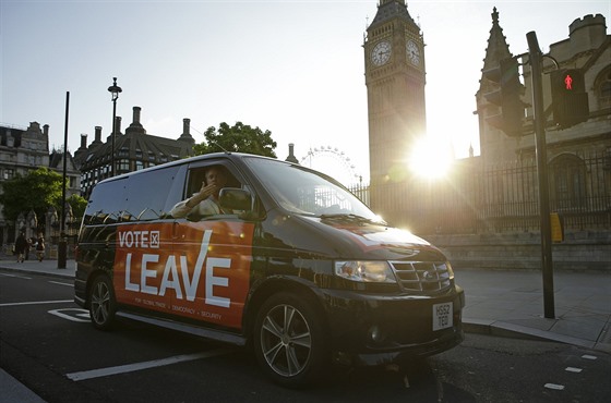 Vůz s nápisem „volte odchod“ projíždí Londýnem (24. červen 2016)