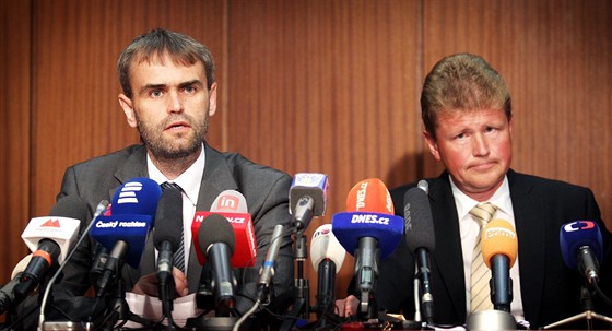 Robert lachta (vlevo) a Ivo Itvan pi tiskové konferenci v ervnu 2013.