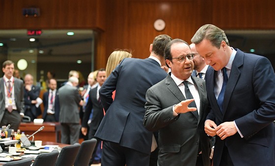 Britský premiér David Cameron a francouzský prezident François Hollande na...