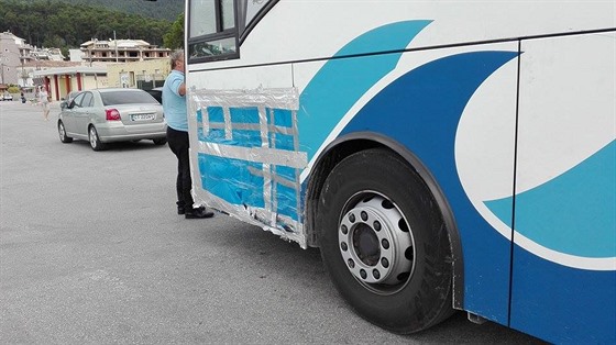 Autobus byl ped odjezdem z ecka takto provizorn vyspraven plachtou a lepicí...