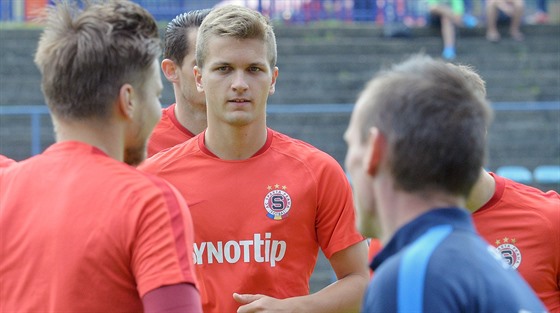 Bosenský supertalent Zinedin Mustedanagi (uprosted) pi tréninku fotbalist...