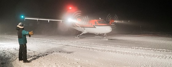Twin Otter pojíždí po přistání u polární stanice Scott-Amundsen