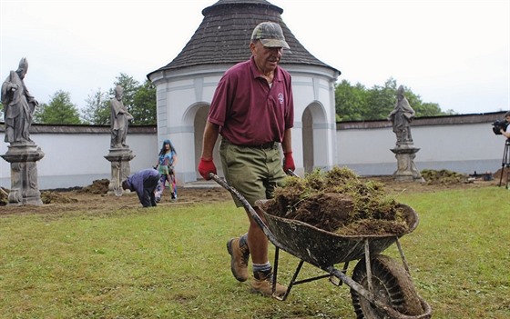 Brittí a etí dobrovolníci celý týden pomáhali s lepím odvodováním Dolního...