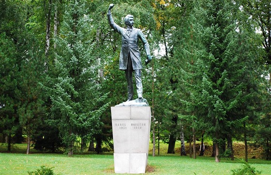 Jedna z nově vyrostlých květnatých luk v Havlíčkově Brodě se má nacházet u sochy Karla Havlíčka v parku.