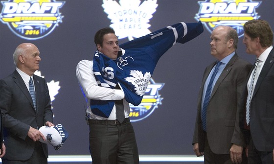 Jednika draftu NHL 2016 Auston Matthews obléká dres Toronta.