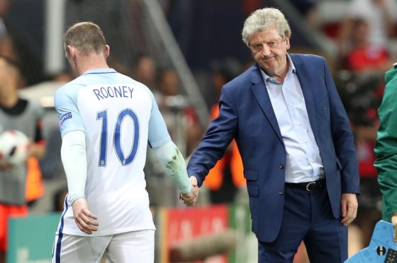 Trenér anglických fotbalist Roy Hodgson podává ruku Waynemu Rooneymu.