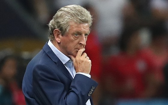 Zamylený trenér anglických fotbalist Roy Hodgson sleduje své svence bhem...