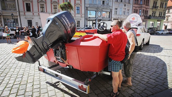 Vodní záchranái v Plzni na námstí Republiky pevzali nový lun. (24. ervna...