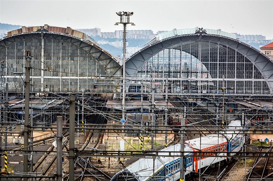 Praha Hlavní nádraí. Metrostav dokonuje rekonstrukci prosklené nádraní haly...
