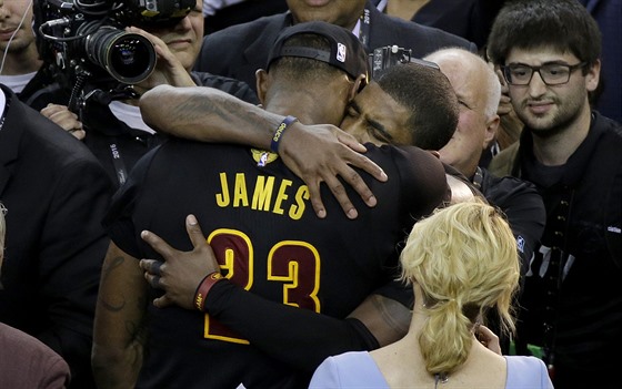 LeBron James a Kyrie Irving se objímají bhem prvních oslav clevelandského...