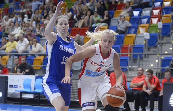eská basketbalistka Michaela Stejskalová (vpravo) útoí na ko Slovenska.