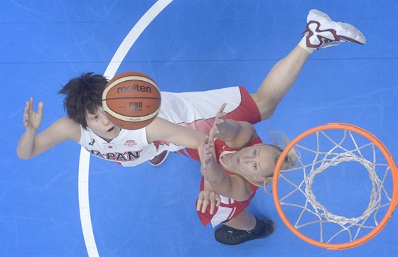 eská basketbalistka Michaela Stejskalová (vpravo) v duelu s Japonskem