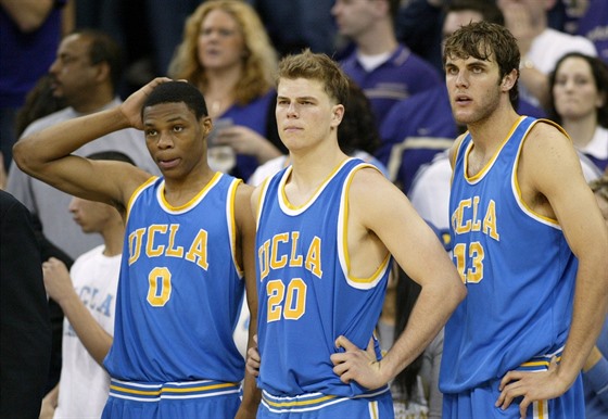 Michael Roll (uprostřed) zamlada. V dresu UCLA Bruins se sešel s Russellem...
