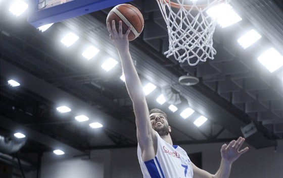 eský basketbalista Vojtch Hruban jde s míem do koe.