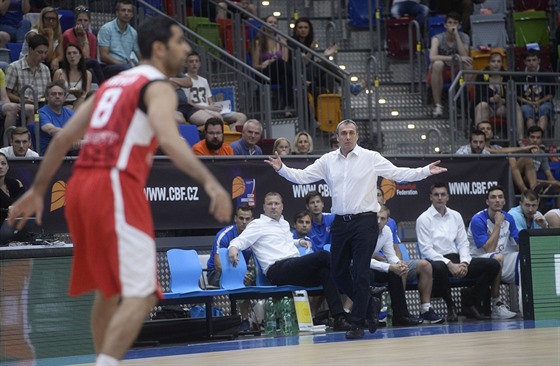 Za trenérem Ronenem Ginzburgem sleduje hru eských basketbalist i Radek Neas. Sedí vedle Jiího Welsche tetí zprava.