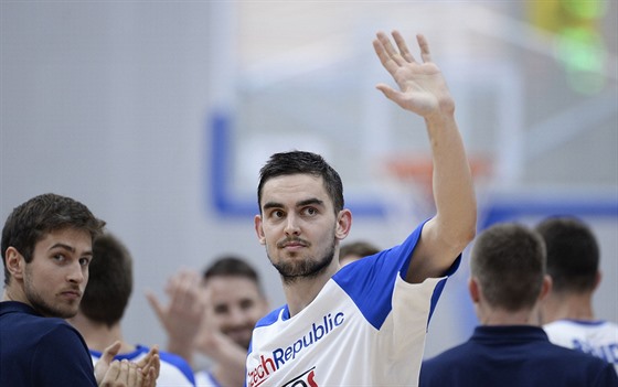 eský basketbalista Tomá Satoranský zdraví publikum.