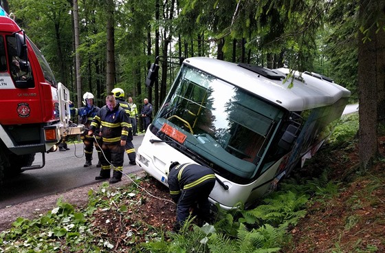 Autobus zavadil o chlapce na kolobce a pak zajel do píkopu (20.6.2016).