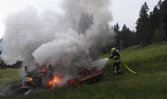 Poár zniil terénní sekaku u vleku Andl v Krkonoích (21.6.2016).