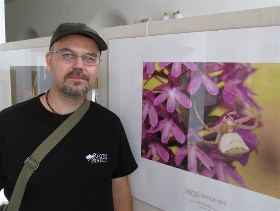 Pavel Krásenský u své fotografie pavouka běžníka květomilného.