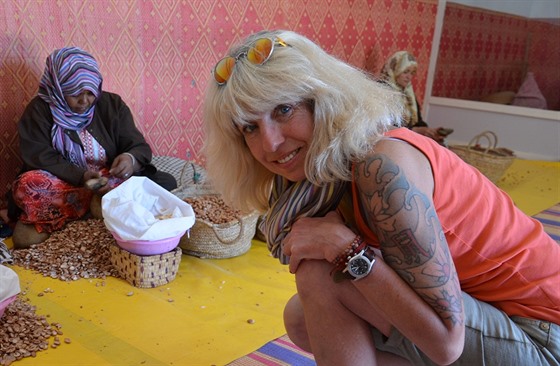 Marcela Březinová sleduje práci marockých dělnic, které zpracovávají plody...