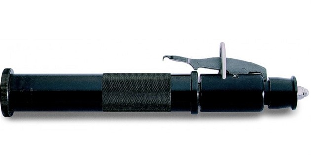 Senior svou spolubydlící urážel a napadal, pak na ni namířil jateční pistoli