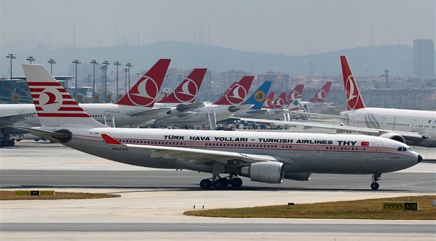V Turkish Airlines propustili pilota. Modlení během letu označil za riziko