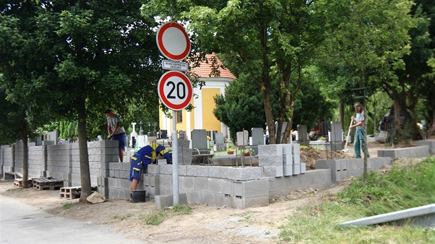 Na Svatém Kope�ku se nyní bourá ze� kolem tamního h�bitova z konce 18 století....