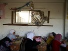 Uitelé v Sýrii uí v provizorních podmínkách. (24. kvtna 2016)