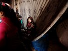 Uitelé v Sýrii uí v provizorních podmínkách. (24. kvtna 2016)