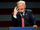 Donald Trump ení na mítinku v Greensboro ve stát Severní Karolína (14....