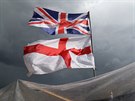 Britská a anglická vlajka na stánku se suvenýry v centru Londýna  (25. ervna...
