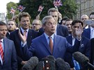 Šéf UKIP Nigel Farage hovoří v centru Londýna s novináři (25. června 2016)