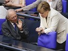 Nmecká kancléka Angela Merkelová hovoí s ministrem financí Wolfgangem...