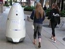 Robotický stráce hlídá obchodní centrum v Kalifornii