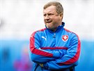 Trenér Pavel Vrba sleduje trénink eských fotbalist den ped zápasem s...