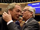 Pedseda Evropské komise Jean-Claude Juncker vítá lídra britské euroskeptické...