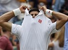 Srbský tenista Novak Djokovi se pevléká bhem utkání 1. kola Wimbledonu.
