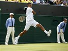 Australský tenista Nick Kyrgios hraje ve Wimbledonu proti tpánkovi.