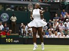 Americká tenistka Serena Williamsová se raduje z postupu do 2. kola Wimbledonu.