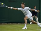 eský tenista Tomá Berdych se natahuje po míku v utkání 1. kola Wimbledonu.