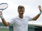 eský tenista Tomá Berdych slaví postup do 2. kola Wimbledonu.