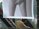 Lidé okukují nahé eny na elezniním most