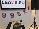 Na oslav píznivc kampan Leave.EU v Londýn eká na sndení dort ve tvaru...