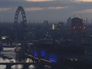 Zatímco nad Londýnem svítá, Británie sítá poslední hlasy.