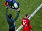 KAPITÁN NA PLAC. Wayne Rooney zasáhl do duelu se Slovenskem jako stídající...