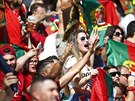 Fanouci Portugalska podporují svj tým pi utkání Eura s Maarskem.