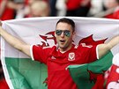 Píznivec fotbalist Walesu ped zápasem proti Severnímu Irsku.