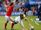 Velský záloník Joe Allen fauluje Stuarta Dallase ze Severního Irska.